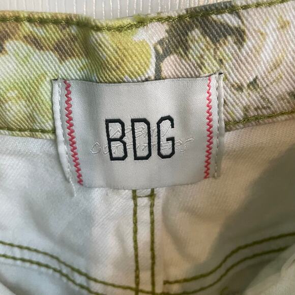 Urban Outfitters BDG Dipped V-Front Botanical Print Denim Shorts Size 27" (4) - Picture 3 of 7